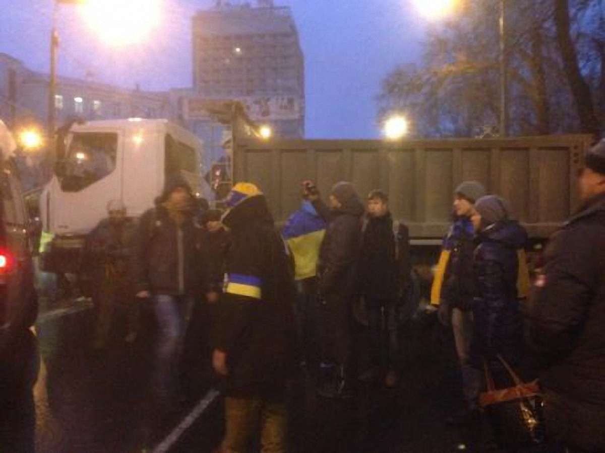 Мітингувальники готуються до нічного штурму
