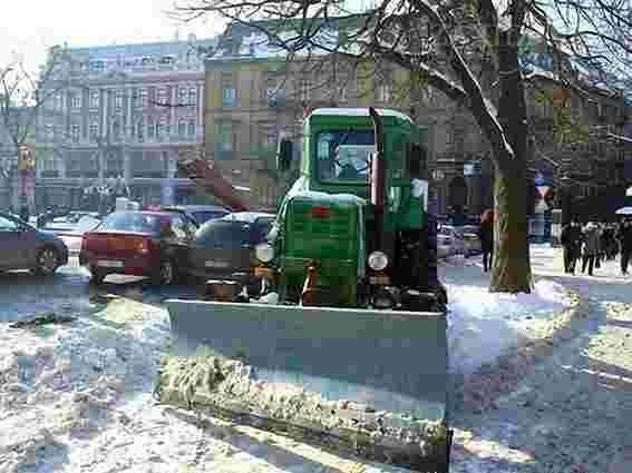 Львів від снігу вночі прибирало 32 спецмашини