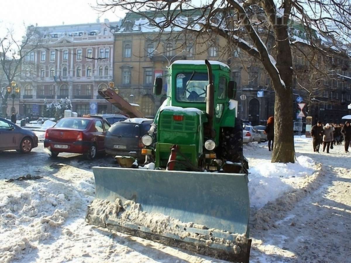 Львів від снігу вночі прибирало 32 спецмашини