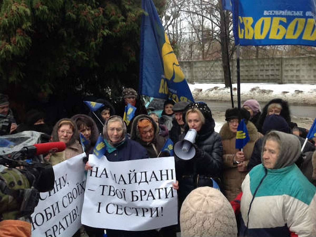 Фаріон водила бабусь пікетувати львівський «Беркут» 