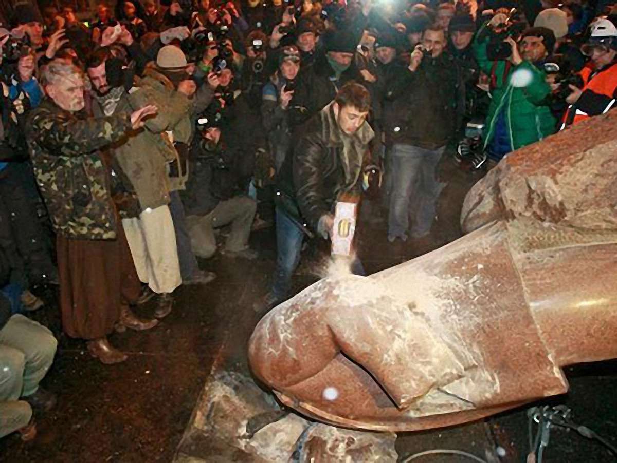В Інтернеті вже продають уламки пам'ятника Леніну
