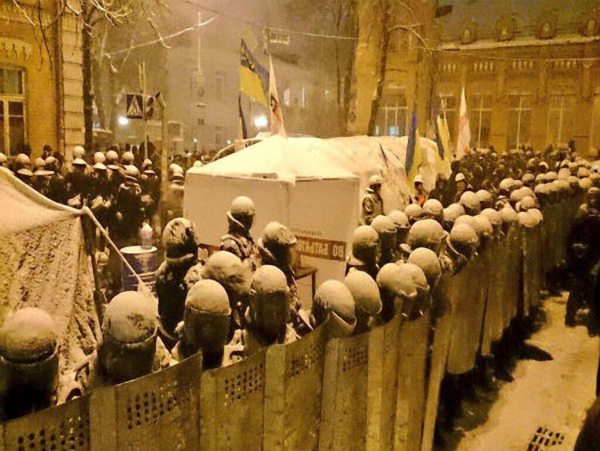 Силовики тиснуть на барикади і штурмують офіс «Батьківщини»
