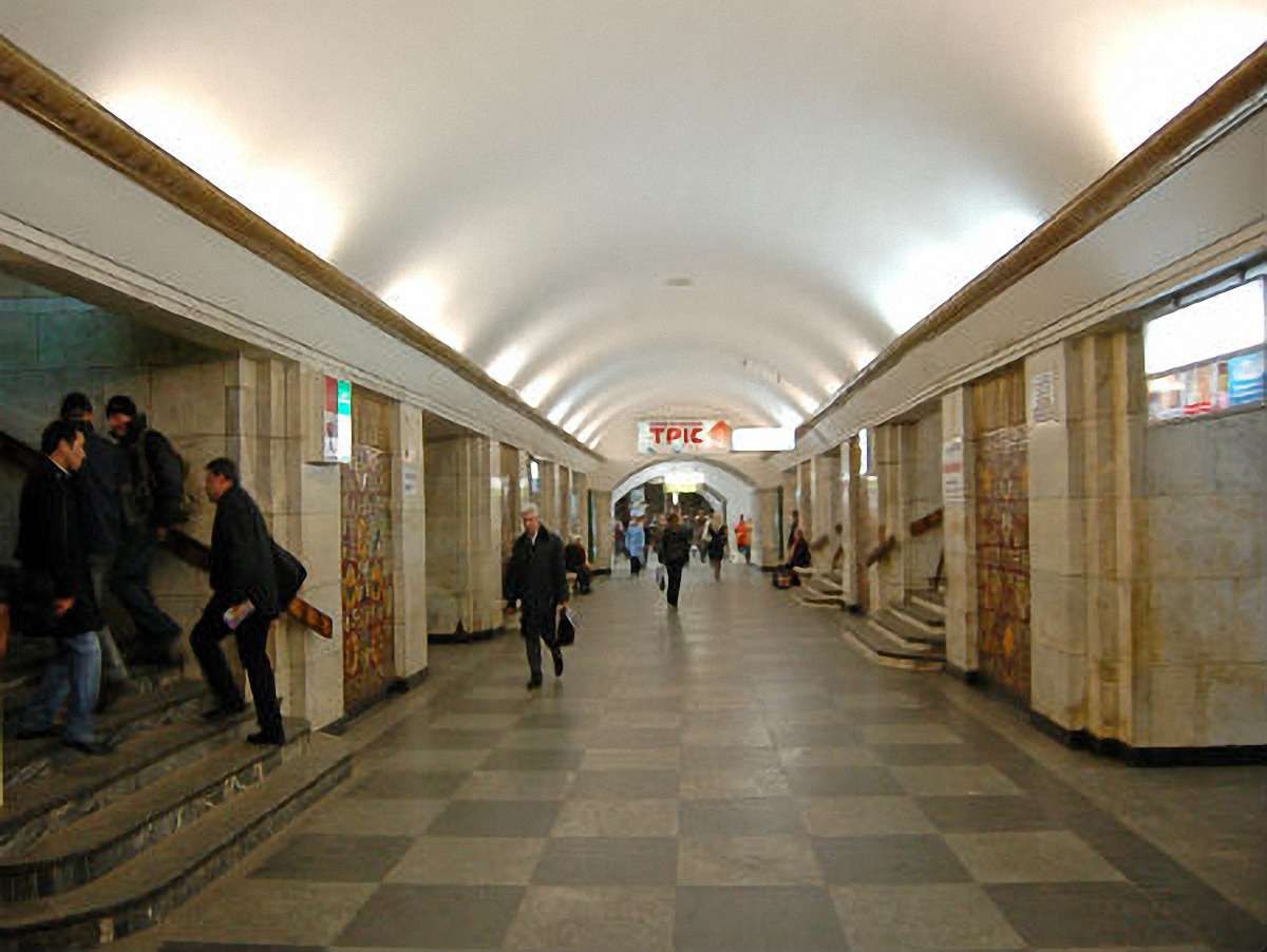 На станціях метро в Києві бомбу не знайшли