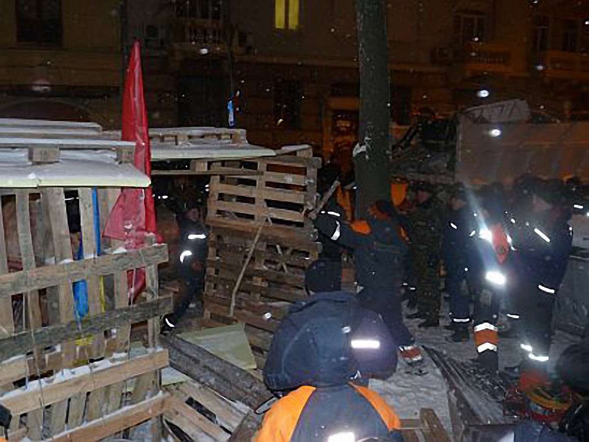 Міліція зачистила барикади біля Ради та АП