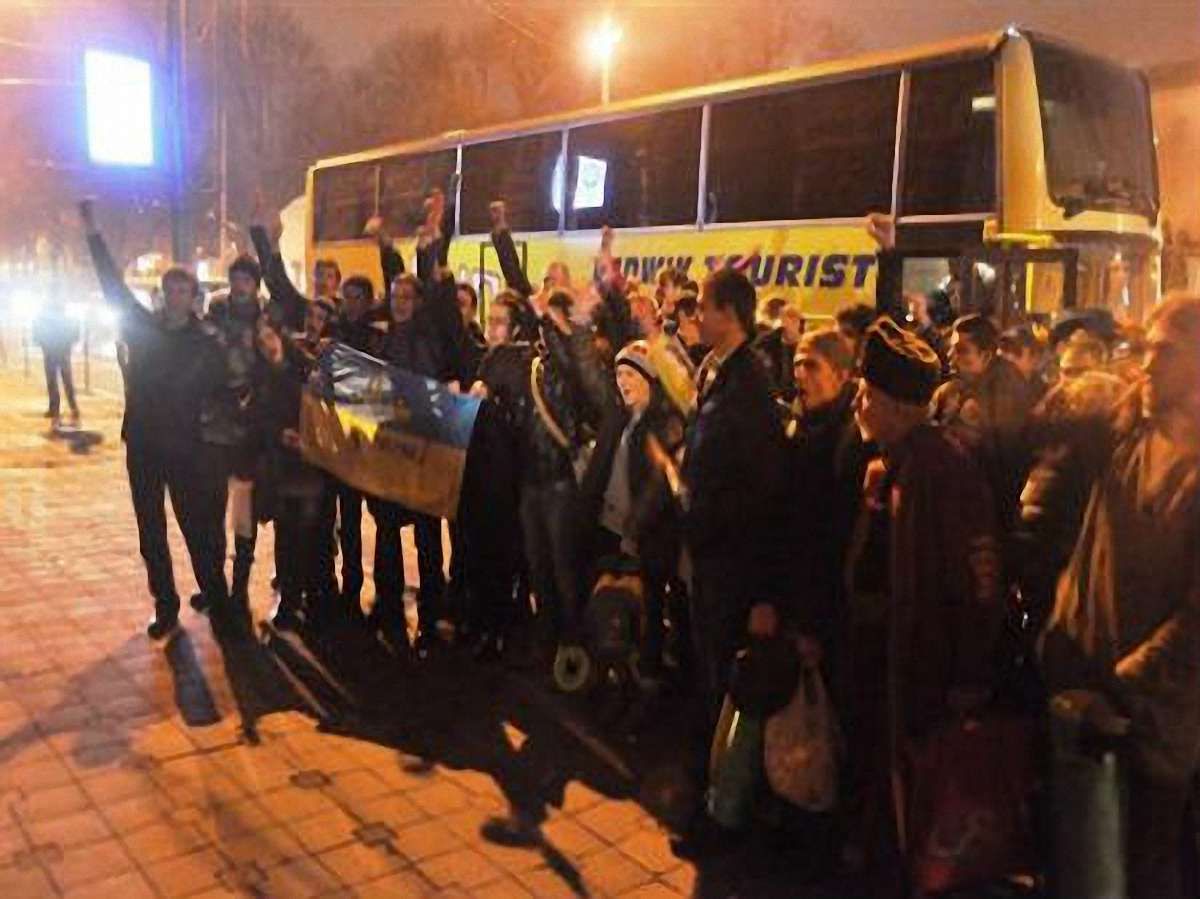 13 автобусів зі Львова годину простояли на трасі Київ-Чоп