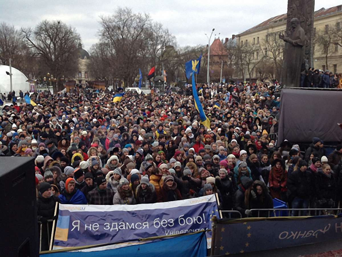 На Євромайдан у Львові зібралося близько 5 тисяч студентів