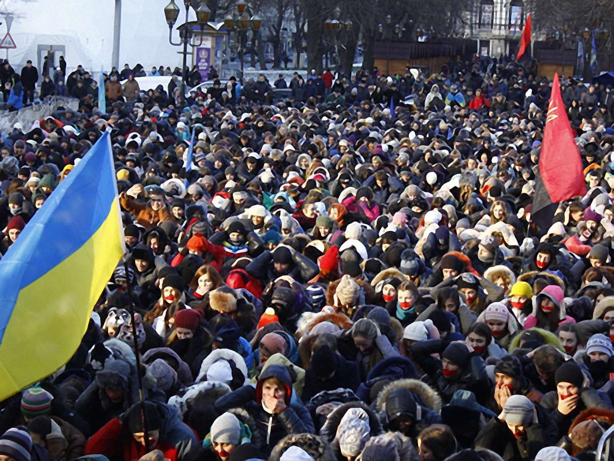 Протестуючи проти дій «Беркуту» львівські студенти стали на коліна (фото)