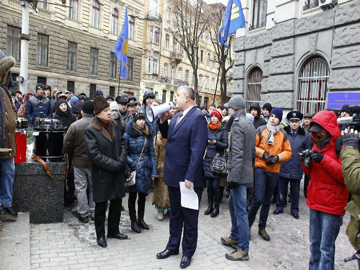 У Львові студенти пікетували обласне управління міліції