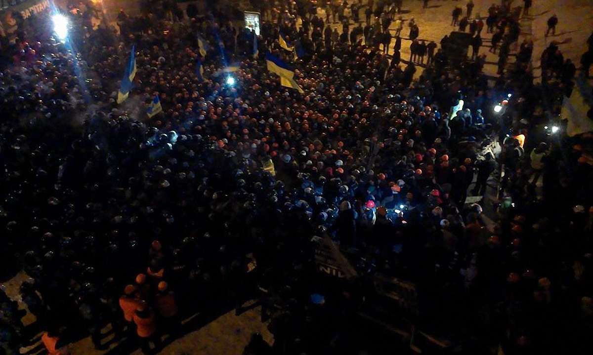 Силовики штурмують Євромайдан