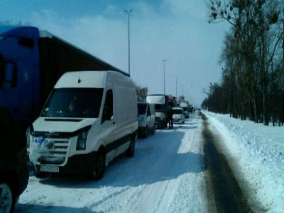 На трасі Київ-Чоп біля Рівного ускладнено рух через ожеледицю