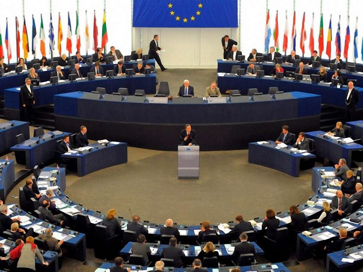 Європарламент пропонує скасувати візи для українців