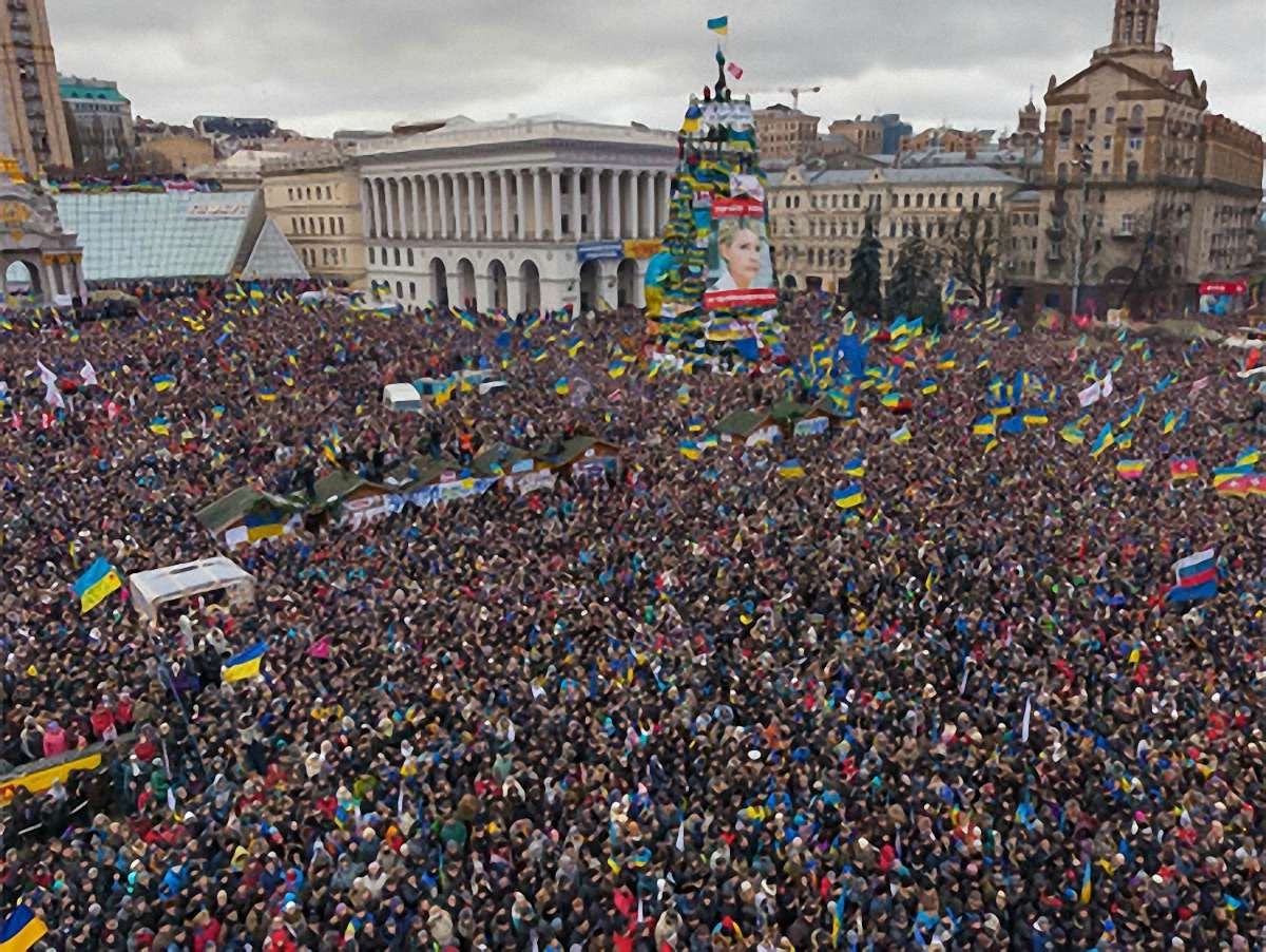 На Майдані у Києві зібралося майже 15 тис. людей