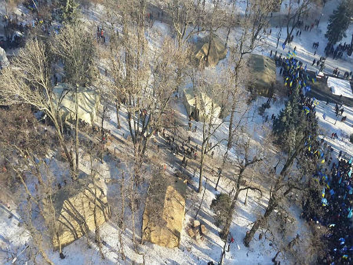 Мітингувальники від влади колонами підтягуються до Європейської площі