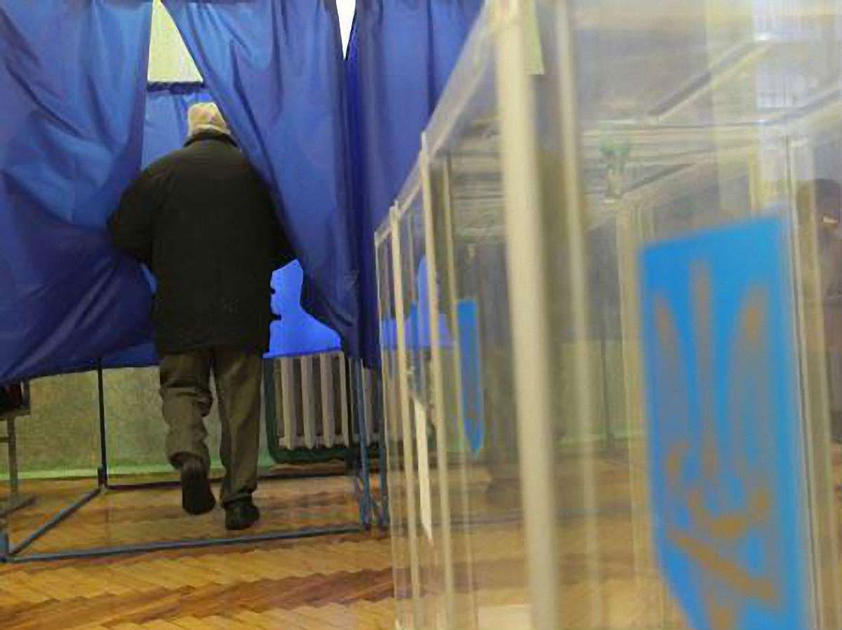 Спостерігачі фіксують перші порушення на довиборах