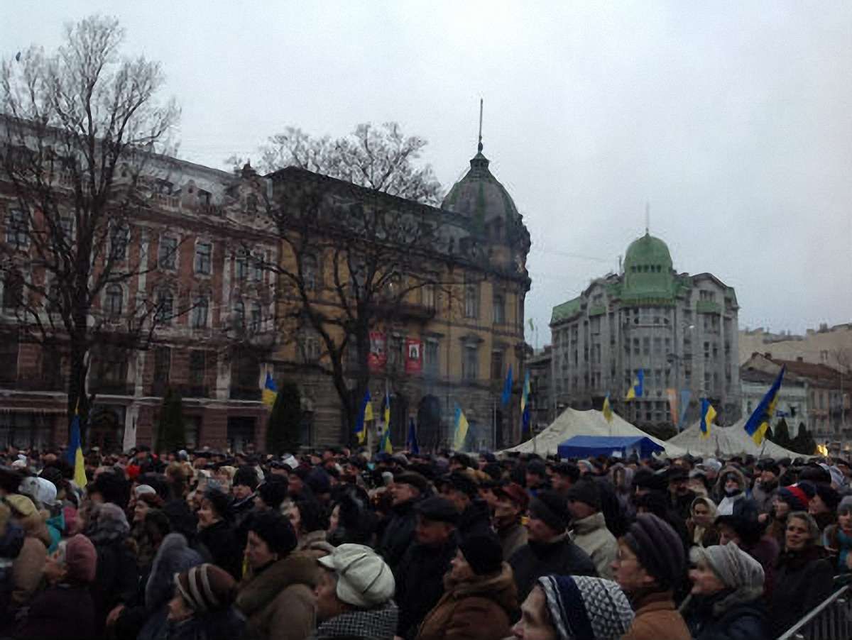Тисячі людей прийшли на віче до Дня гідності на львівський Євромайдан
