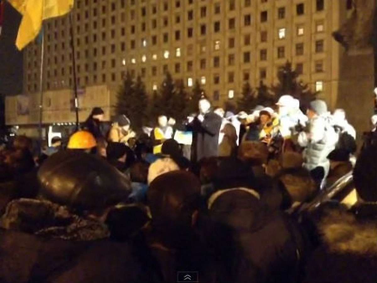 Під ЦВК мітингують понад п'ять тисяч людей