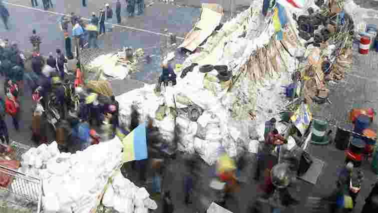 Мітингувальники на Майдані вночі укріплювали барикаду