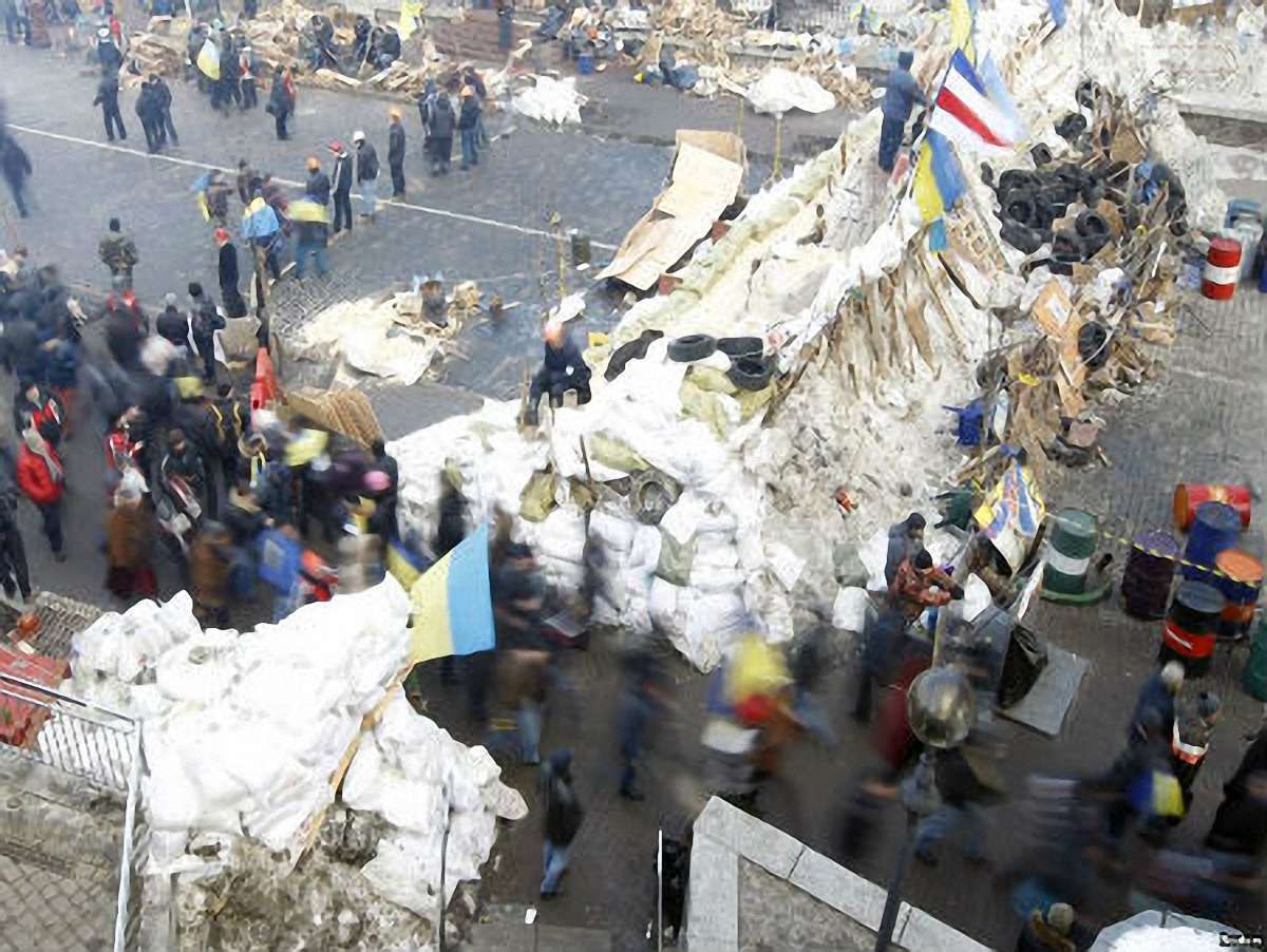 Мітингувальники на Майдані вночі укріплювали барикаду