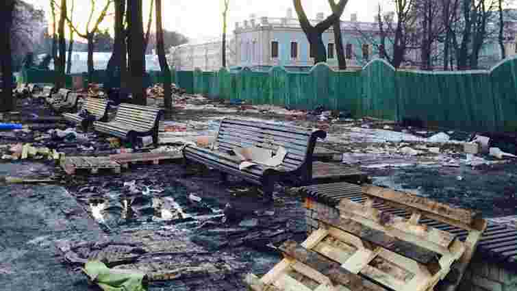 Після «антимайдану» в Маріїнському парку залишилася купа сміття