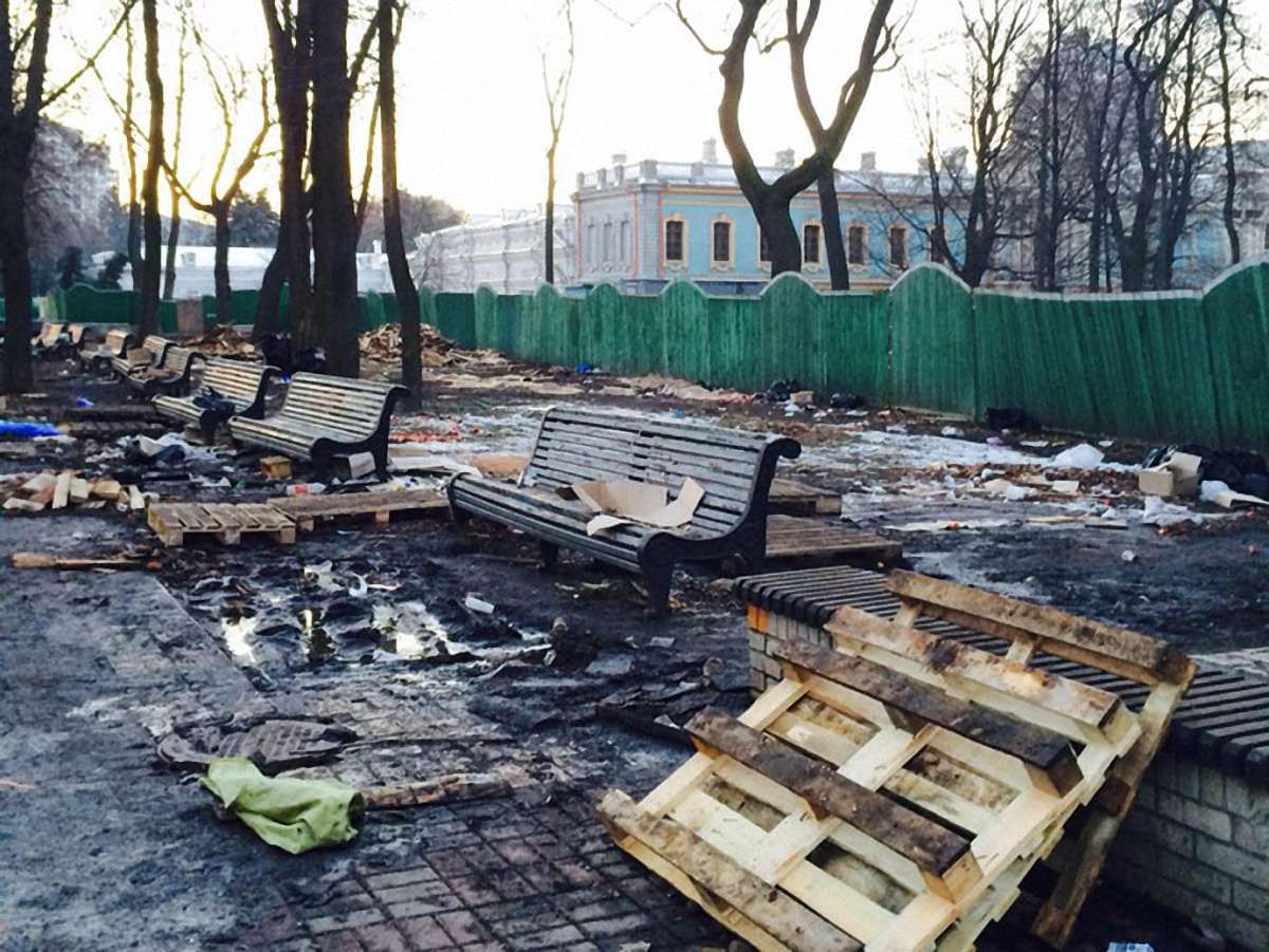 Після «антимайдану» в Маріїнському парку залишилася купа сміття