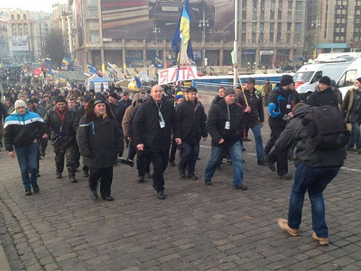 Євромайданівці прибрали Маріїнський парк за прихильниками влади