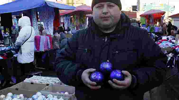 У Львові з’явились новорічні прикраси з євросимволікою