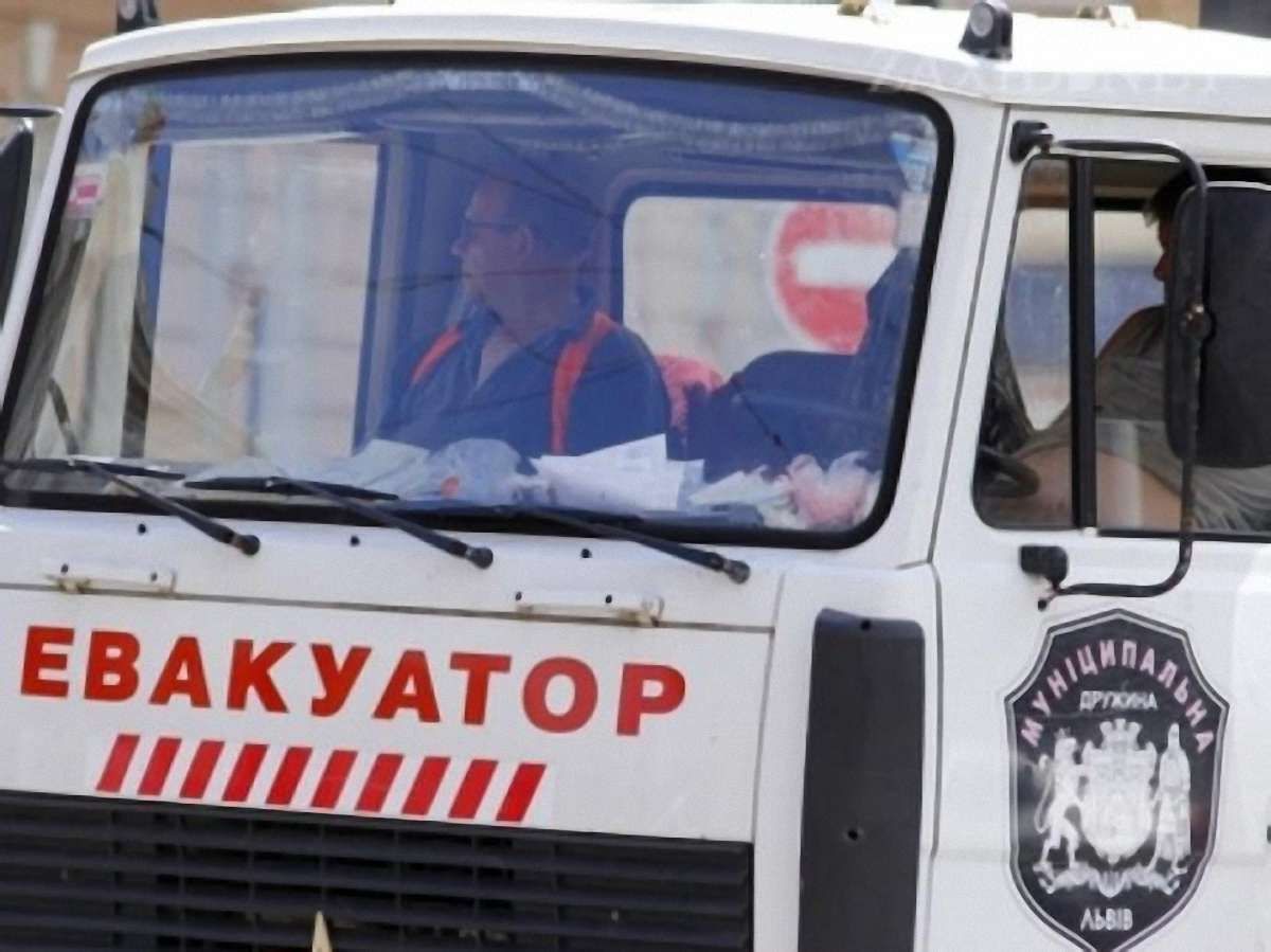 Відтепер авто у Львові евакуйовуватимуть з «подвійною енергією»