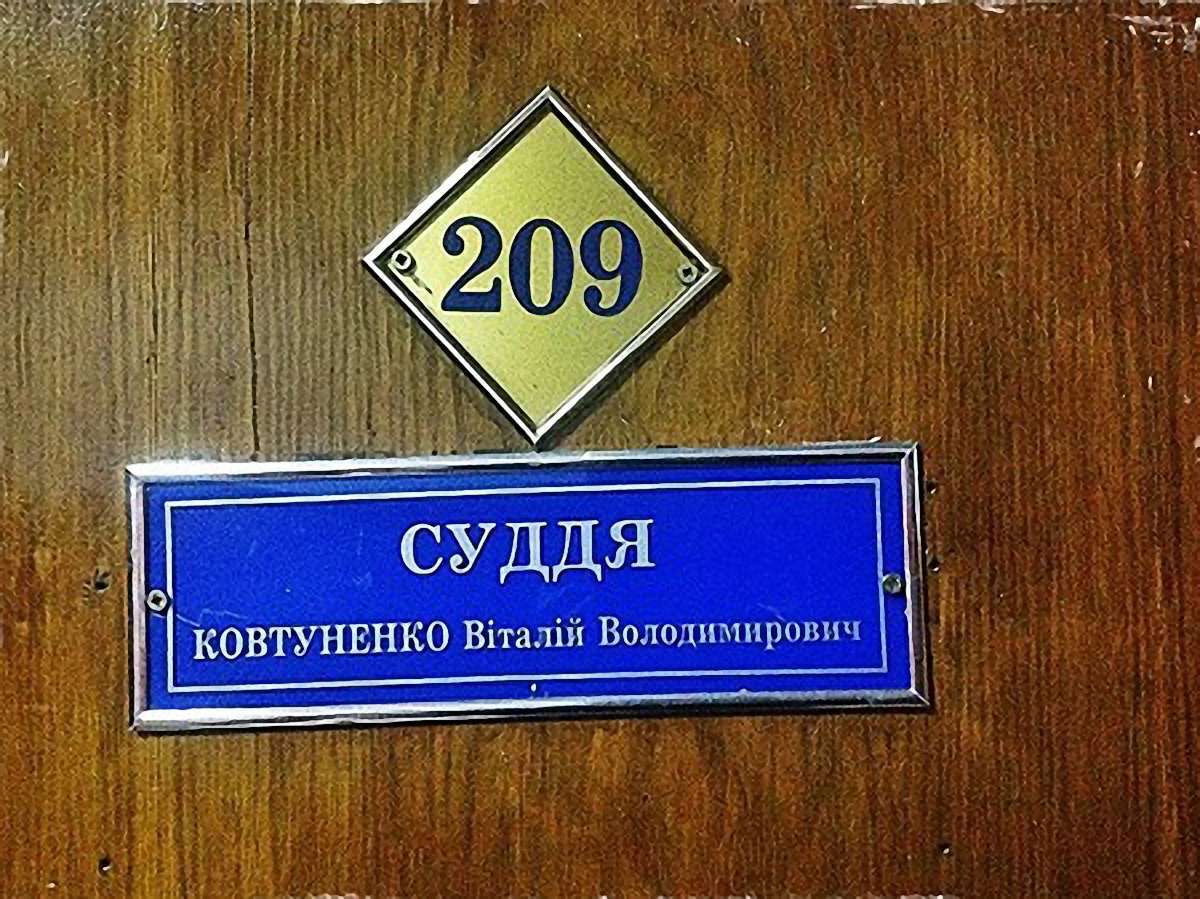 Через портрет Януковича депутат облради сидітиме вдома з браслетом