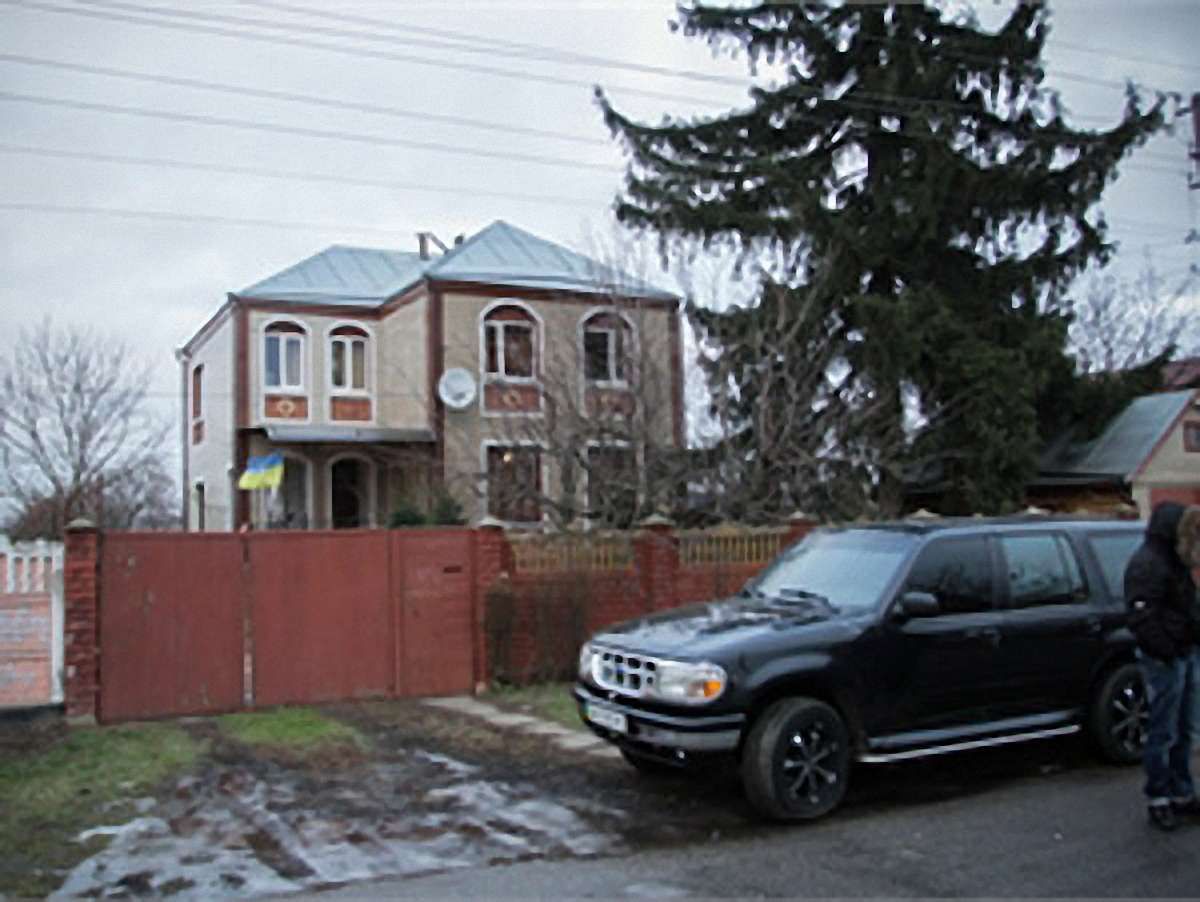 Будинок Чорновол охороняють активісти Євромайдану