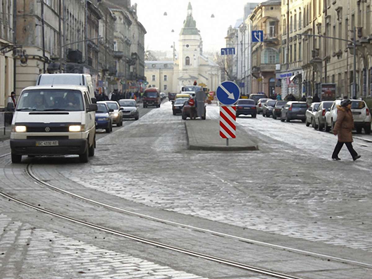 Виїзди на бічні вулиці з Городоцької відкрили для проїзду