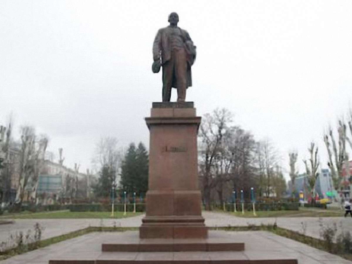 Пам’ятник Леніну у Дніпродзержинську облили фарбою