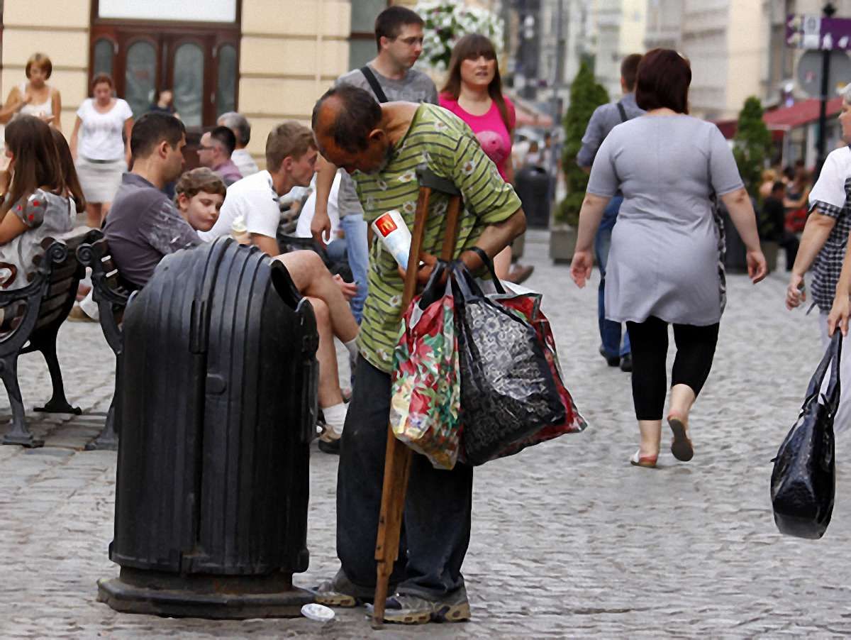 Понад 50% українців у 2013 році стали жити гірше, - опитування