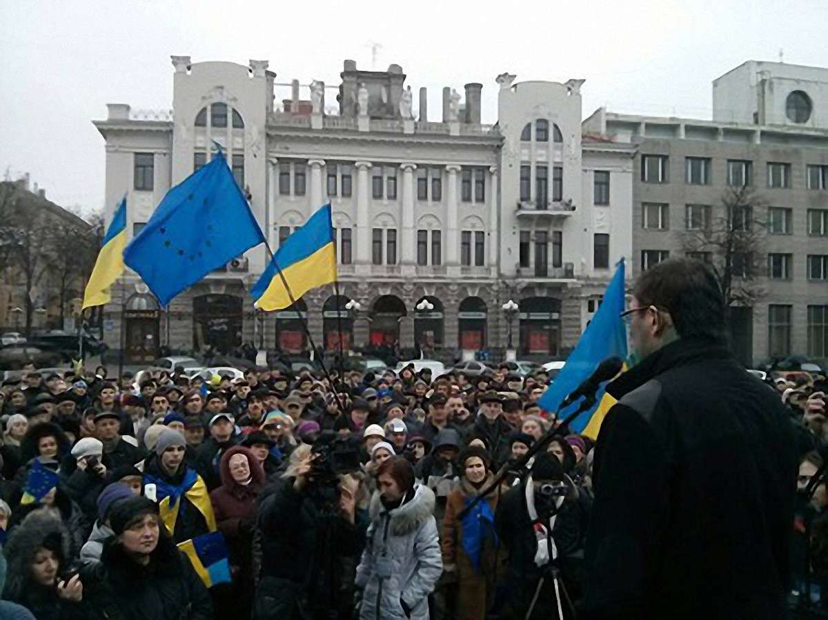 У Харкові Юрія Луценка облили зеленкою (фото)