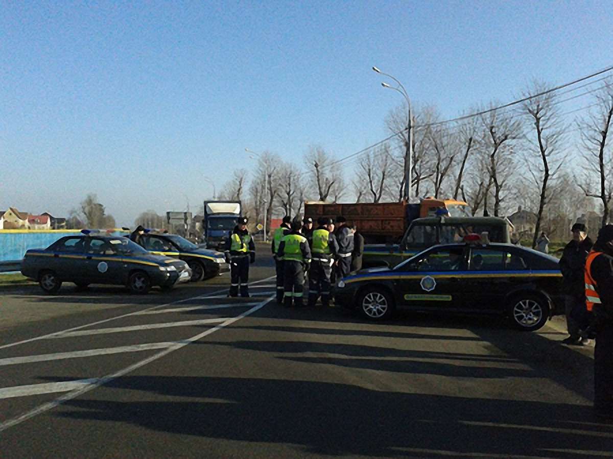 Від майданівців Межигір’я охороняють інспектори ДАІ та бійці ВВ
