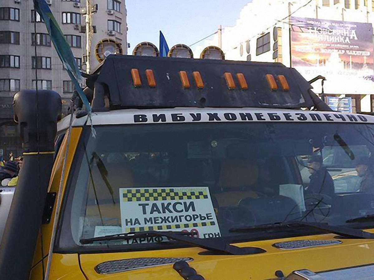 Більше 250 автомобілів вирушили на Межигір’я (пряма трансляція)