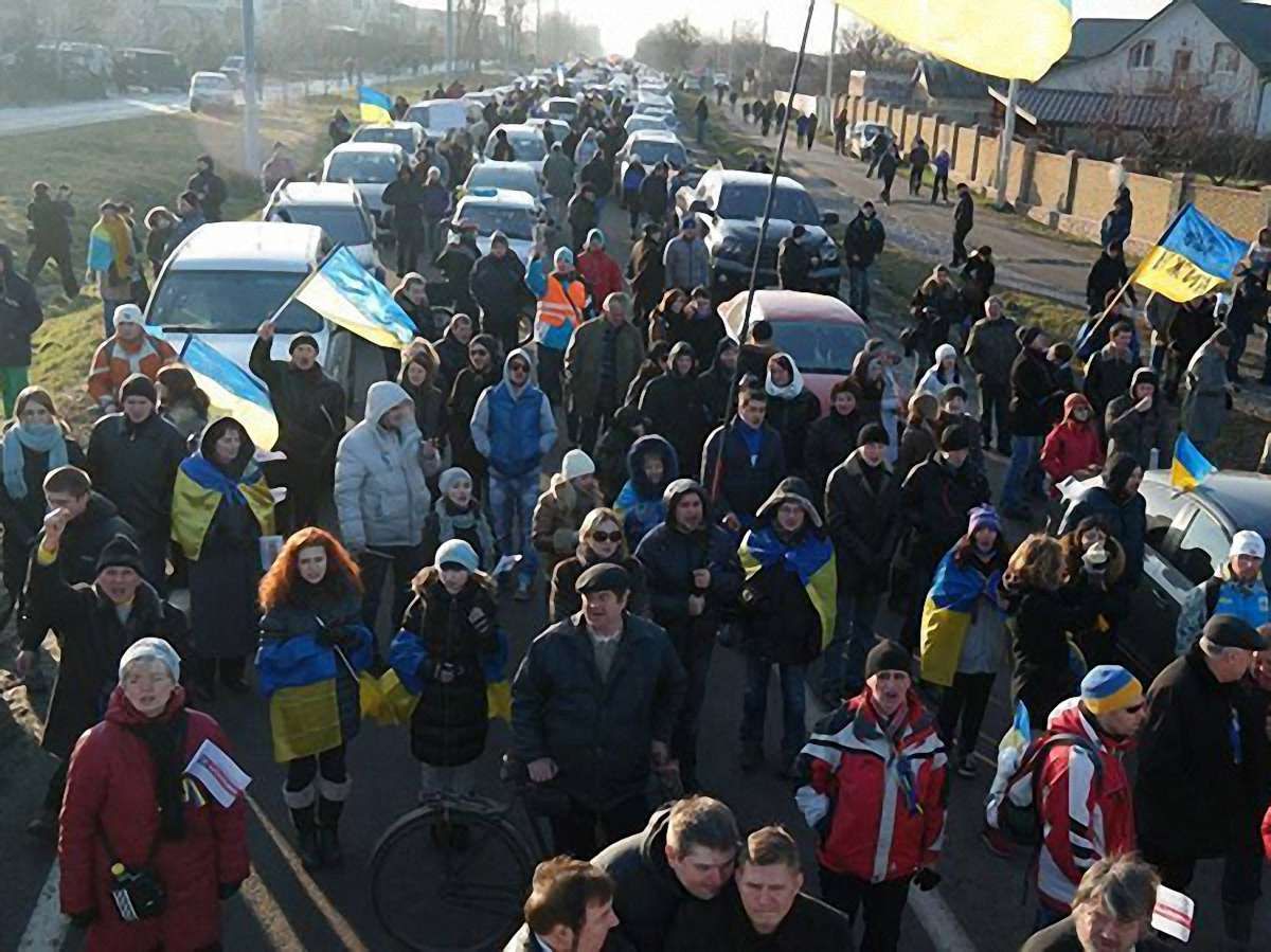 Суд заборонив Автомайдану їхати до Межигір’я. Пішки можна