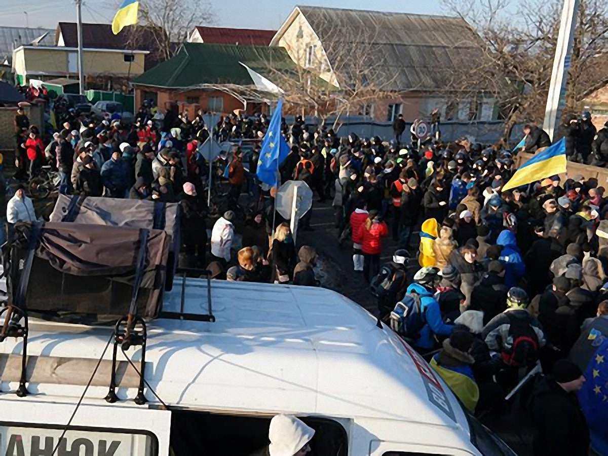 Що зараз відбувається під резиденцією Януковича (пряма трансляція)