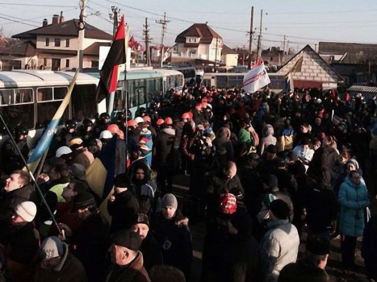 Автомайдан вирушив у «гості» до Медведчука та Азарова