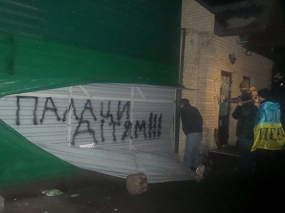 У помешканні Медведчука мітингувальники виламали частину воріт