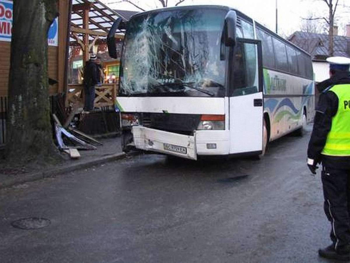 У Польщі автобус з українськими туристами врізався в будинок
