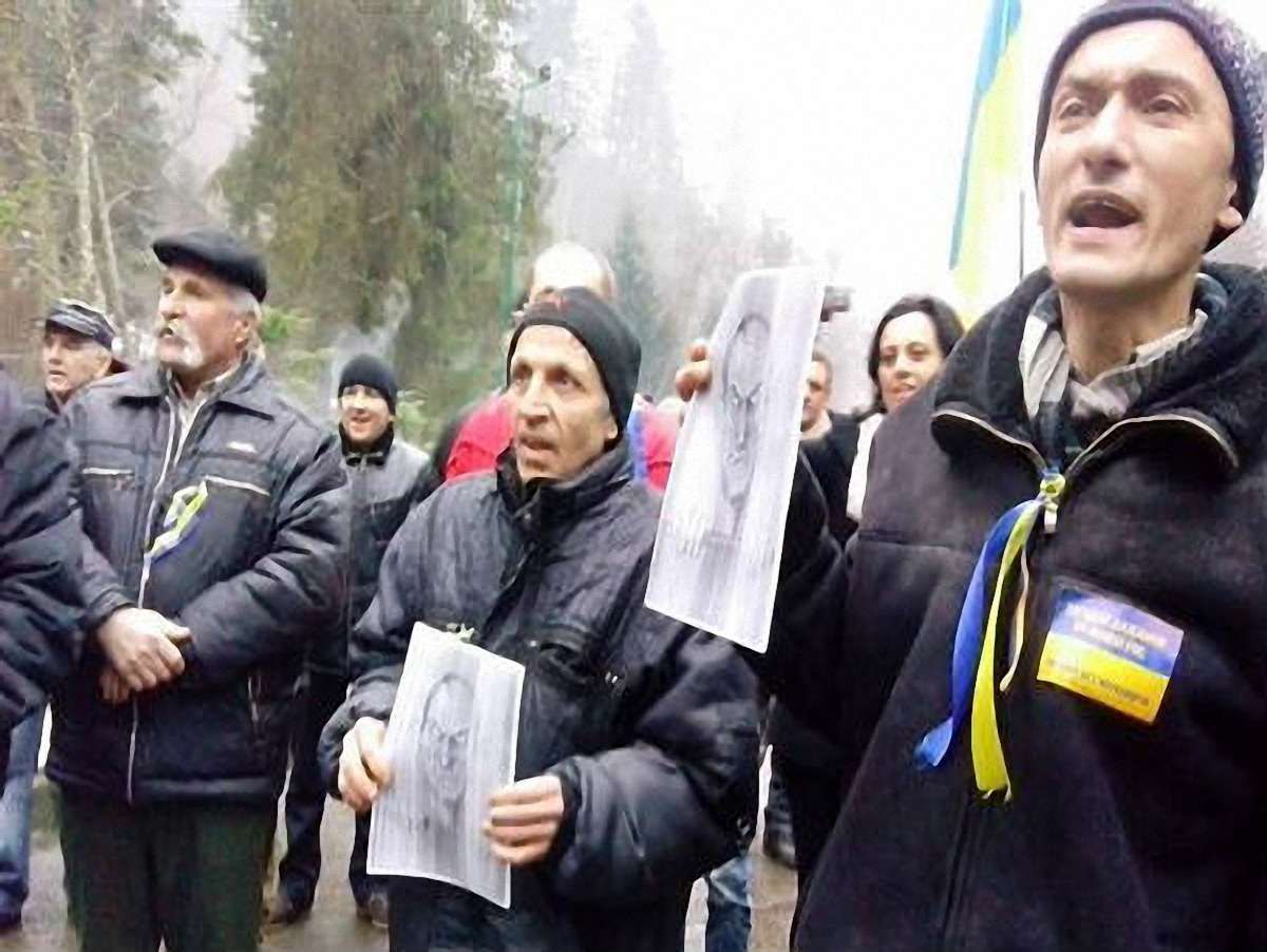 На Закарпатті активісти пікетували маєток Медведчука
