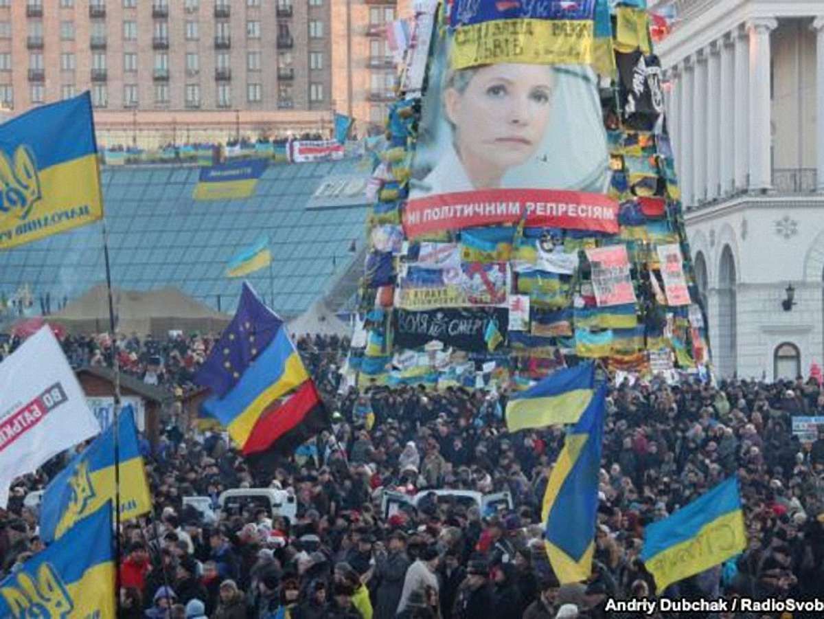 Люди йдуть на Майдан у Києві попри рішення опозиції не скликати віча
