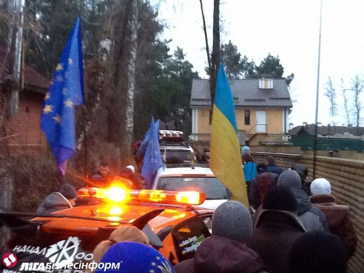 Заміський будинок Захарченка пікетували активісти