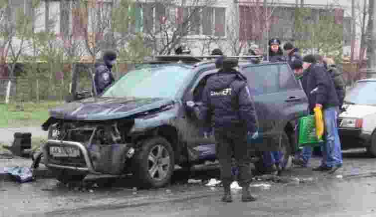 В Києві вибухнув  позашляховик, причини незрозумілі 