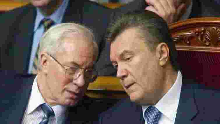 Азаров відкриває басейн, а Янукович поїхав до внуків