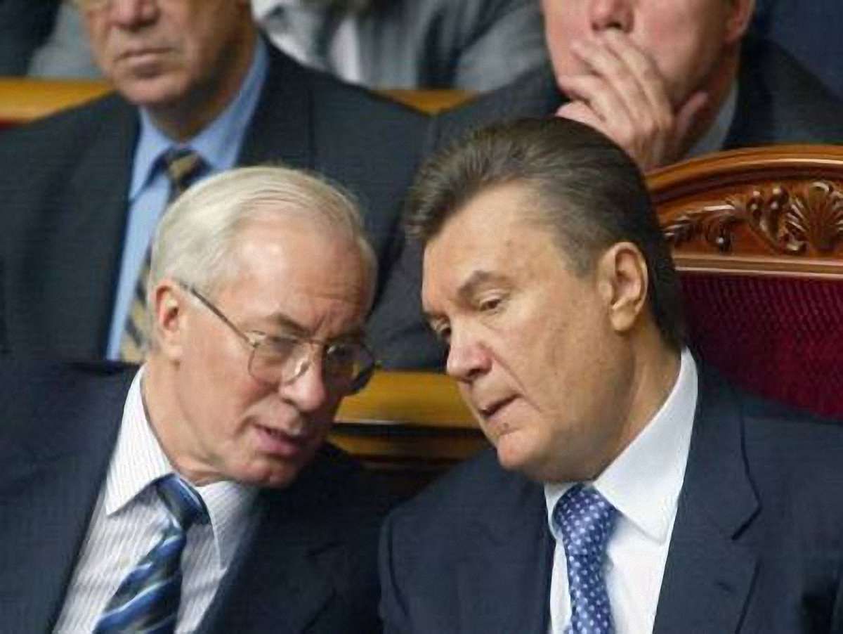 Азаров відкриває басейн, а Янукович поїхав до внуків