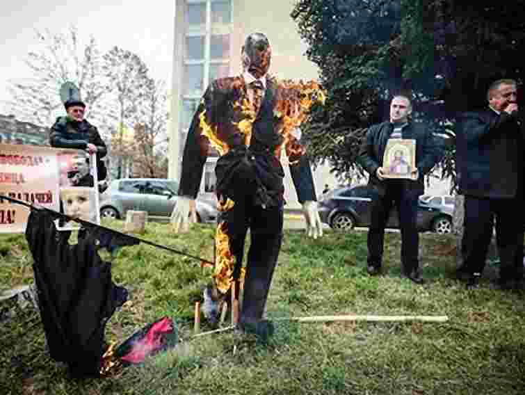 У Криму спалили опудало Бандери та прапор УПА
