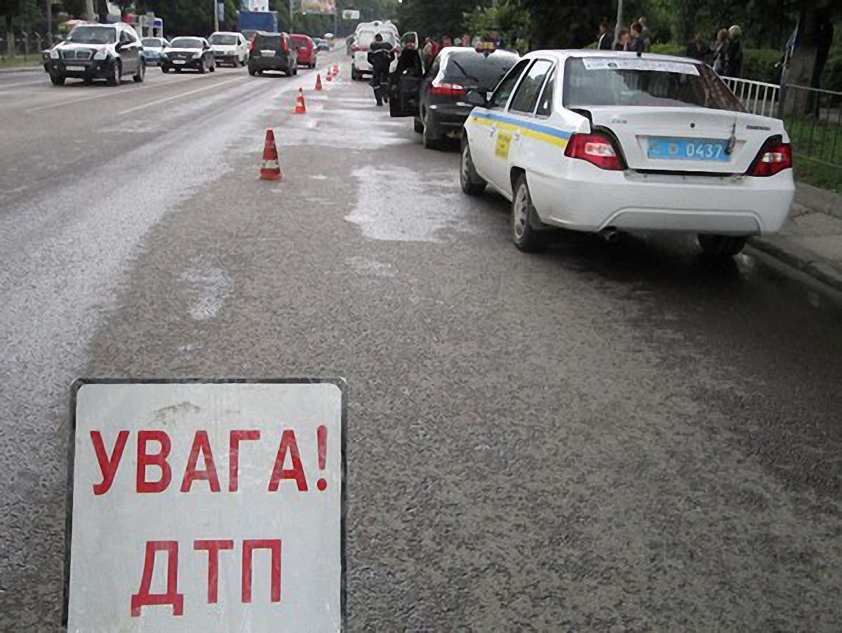 На Львівщині перекинулось авто: постраждали троє людей