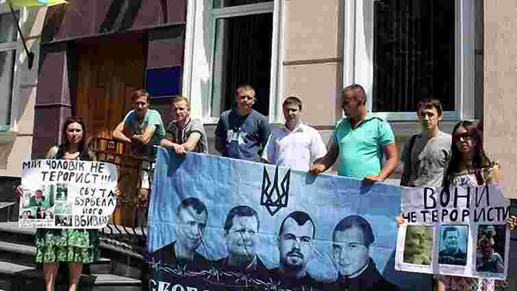 "Свободівці" не дають вивезти з суду "васильківських терористів"