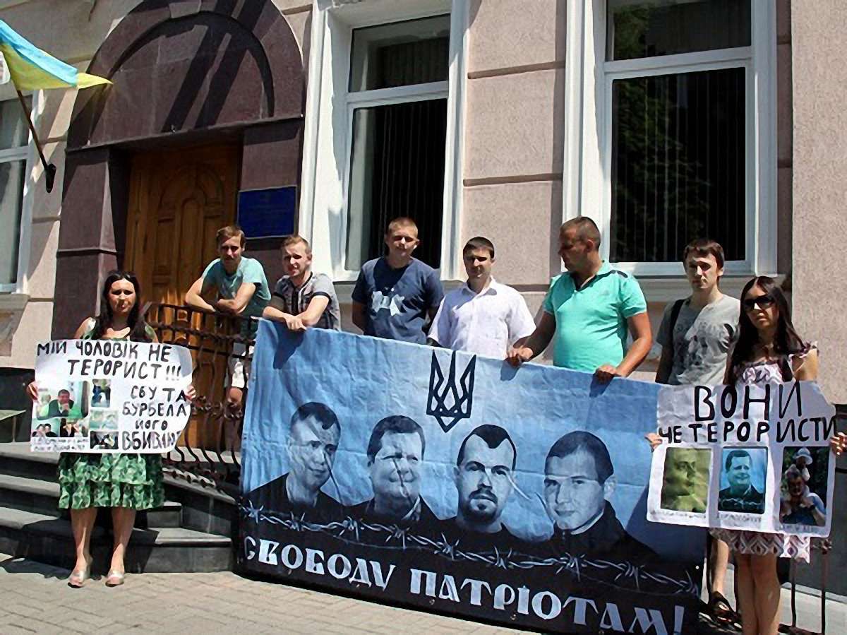 "Свободівці" не дають вивезти з суду "васильківських терористів"